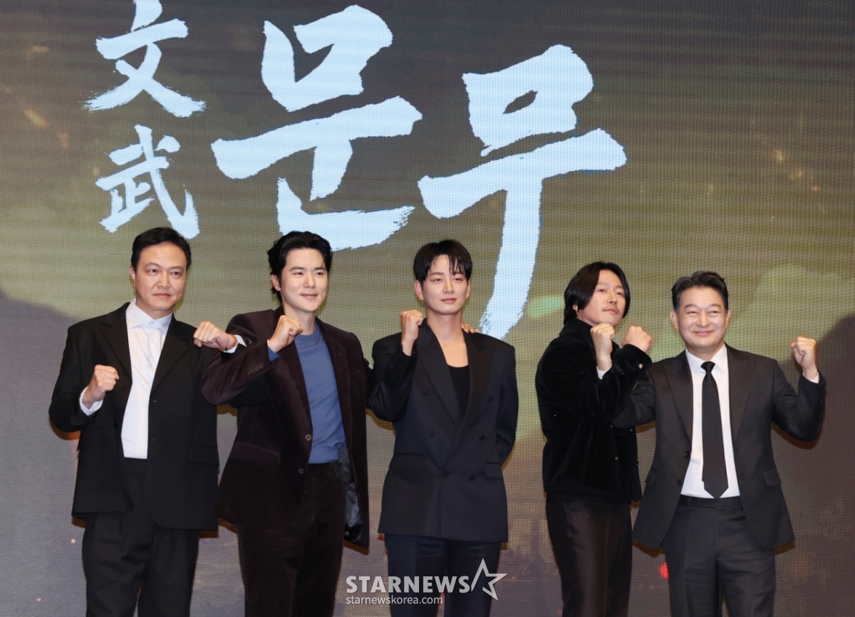 배우 정웅인, 김강우, 이현욱, 장혁, 조성하가 18일 오후 서울 구로구 더세인트에서 진행된 KBS 2TV 대하드라마 '문무' 제작보고회에 참석해 포즈를 취하고 있다. '문무'는 약소국 신라가 고구려, 백제를 넘어 당나라까지 물리치고, 삼국통일을 완성한 위대한 승리의 역사를 조명하는 역사 드라마다. /2025.11.18 /사진=이동훈 photoguy@