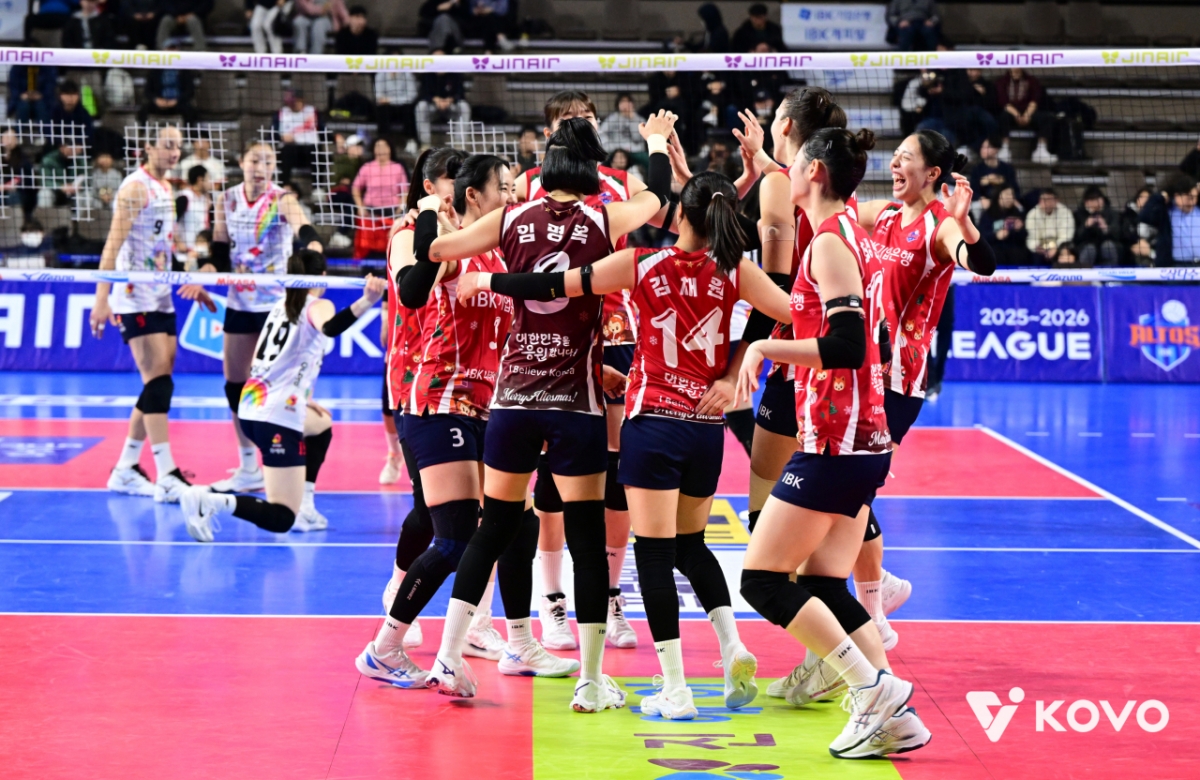 IBK기업은행 선수들이 4일 화성실내체육관에서 열린 정관장과의 진에어 2025~2026 프로배구 V-리그 여자부 홈경기 승리가 확정된 뒤 기뻐하고 있다. /사진=한국배구연맹 제공