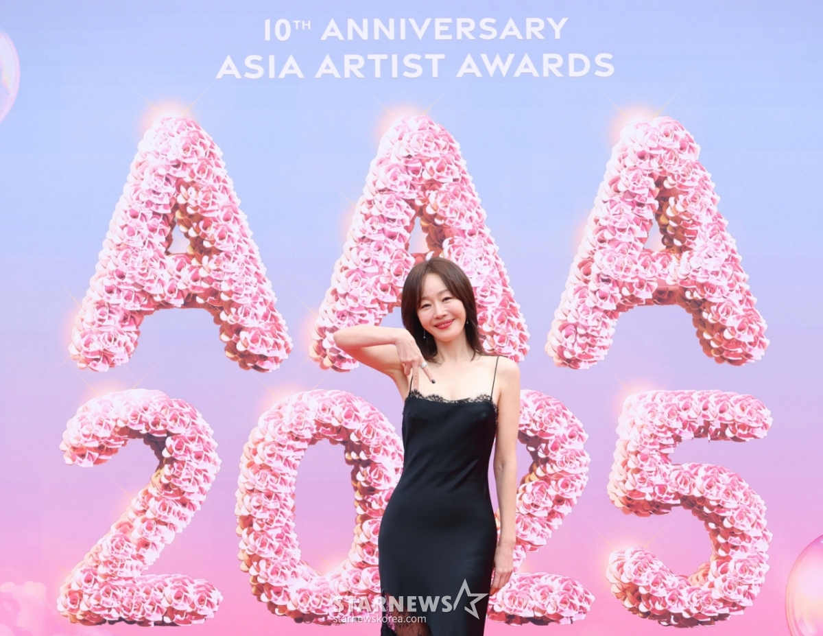 배우 엄지원이 6일 가오슝 내셔널 스타디움에서 진행된 스타뉴스 주최 '10주년 아시아 아티스트 어워즈 2025(10th Anniversary Asia Artist Awards 2025, '10주년 AAA 2025') 레드카펫 행사에 참석해 포즈를 취하고 있다.   12월 6일~7일 양일에 걸쳐 가오슝 내셔널 스타디움에서 펼쳐지는 '10주년 아시아 아티스트 어워즈 2025(10th Anniversary Asia Artist Awards 2025, '10주년 AAA 2025')'와 페스타 'ACON 2025'는 MTN(머니투데이방송)과 위버스(Weverse)를 통해 각각 TV와 온라인 스트리밍으로 생중계 된다.  /2025.12.06 /사진=이동훈 photoguy@