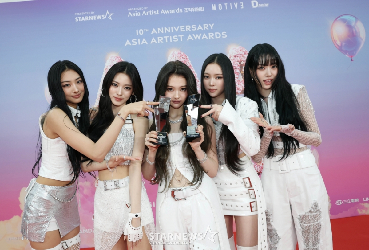 걸그룹 미야오가 6일 가오슝 내셔널 스타디움에서 진행된 스타뉴스 주최 '10주년 아시아 아티스트 어워즈 2025(10th Anniversary Asia Artist Awards 2025, '10주년 AAA 2025')에서 베스트 뮤지션, 베스트 뮤직비디오 상을 수상한 뒤 포즈를 취하고 있다. 12월 6일~7일 양일에 걸쳐 가오슝 내셔널 스타디움에서 펼쳐지는 '10주년 아시아 아티스트 어워즈 2025(10th Anniversary Asia Artist Awards 2025, '10주년 AAA 2025')'와 페스타 'ACON 2025'는 MTN(머니투데이방송)과 위버스(Weverse)를 통해 각각 TV와 온라인 스트리밍으로 생중계 된다. /2025.12.06 /사진=이동훈 photoguy@