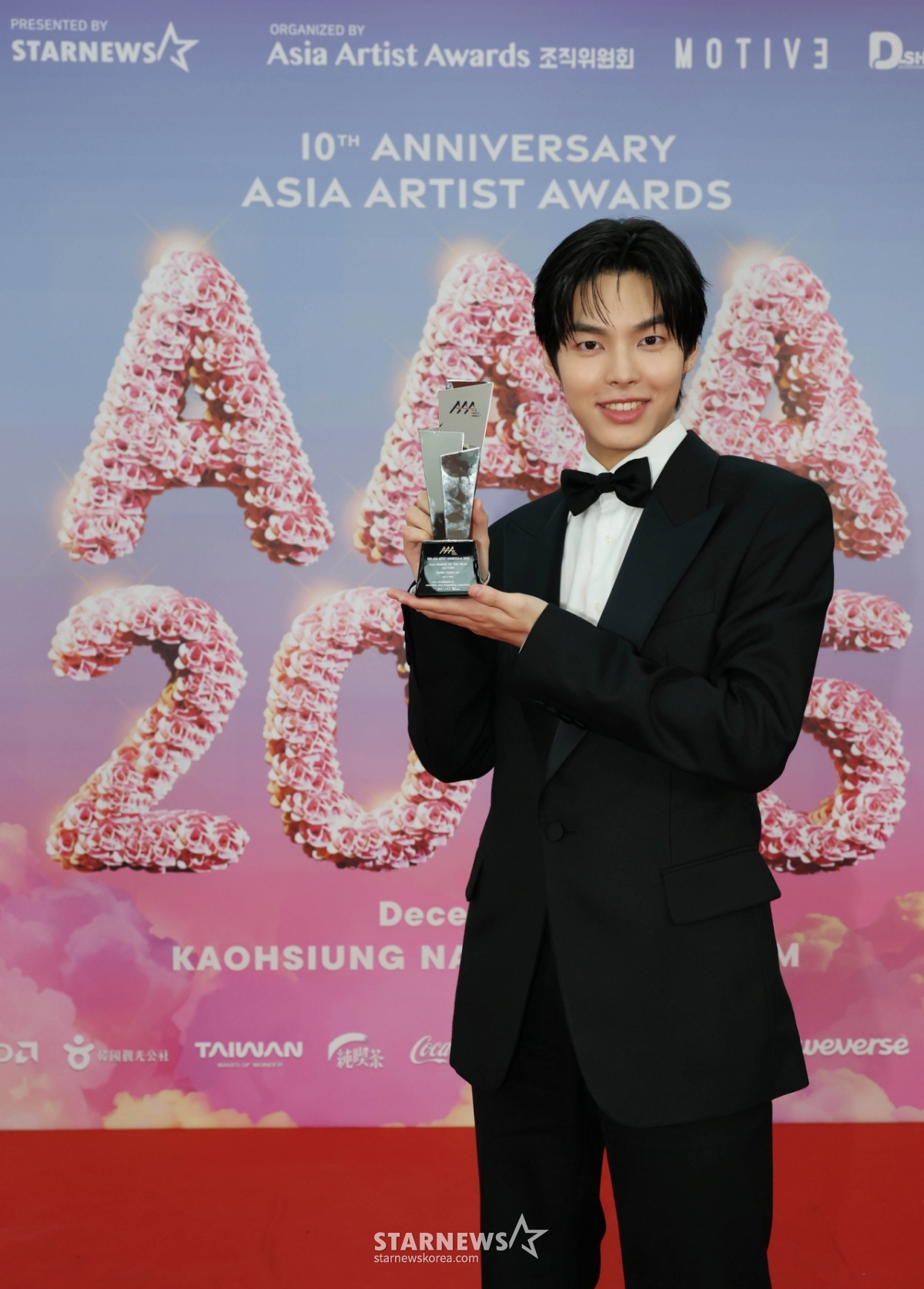 배우 박윤호가 6일 가오슝 내셔널 스타디움에서 진행된 스타뉴스 주최 '10주년 아시아 아티스트 어워즈 2025(10th Anniversary Asia Artist Awards 2025, '10주년 AAA 2025')에서 신인상을 수상한 뒤 포즈를 취하고 있다. 12월 6일~7일 양일에 걸쳐 가오슝 내셔널 스타디움에서 펼쳐지는 '10주년 아시아 아티스트 어워즈 2025(10th Anniversary Asia Artist Awards 2025, '10주년 AAA 2025')'와 페스타 'ACON 2025'는 MTN(머니투데이방송)과 위버스(Weverse)를 통해 각각 TV와 온라인 스트리밍으로 생중계 된다. /2025.12.06 /사진=이동훈 photoguy@