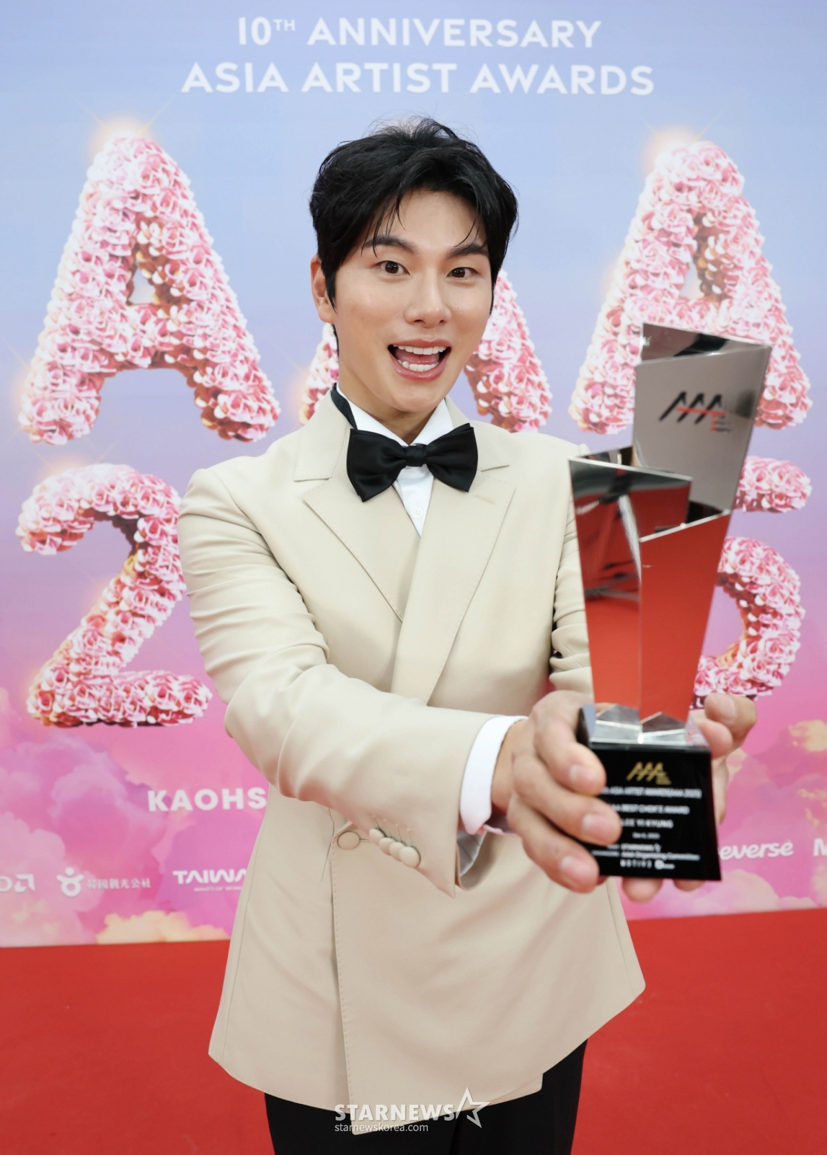 배우 이이경이 6일 가오슝 내셔널 스타디움에서 진행된 스타뉴스 주최 '10주년 아시아 아티스트 어워즈 2025(10th Anniversary Asia Artist Awards 2025, '10주년 AAA 2025')에서 베스트초이스상을 수상한 뒤 포즈를 취하고 있다. /2025.12.06 /사진=이동훈 photoguy@