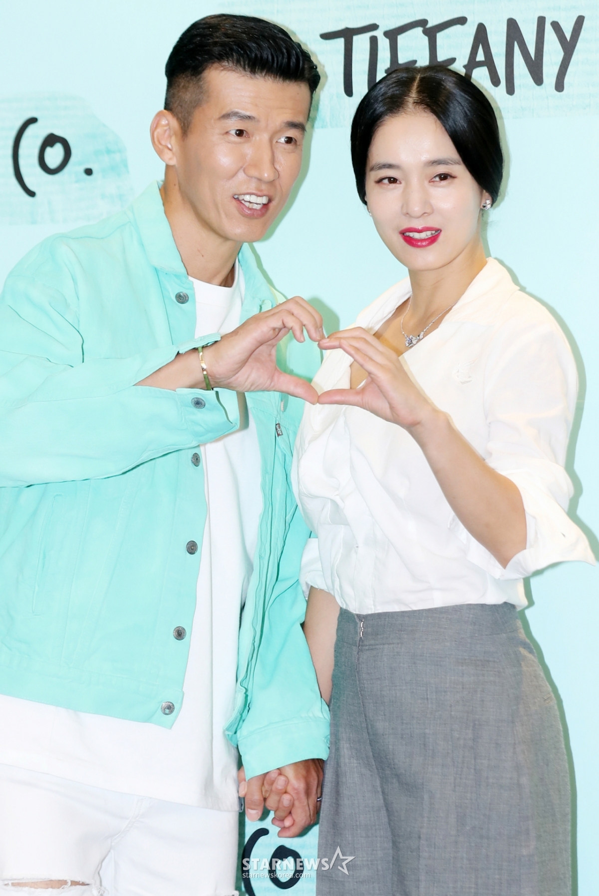 가수 션, 배우 정혜영이 22일 오후 서울 강남구의 한 스튜디오에서 진행된 쥬얼리 브랜드 티파니 페이퍼 플라워 컬렉션 론칭 기념 포토월에 참석해 포즈를 취하고 있다.