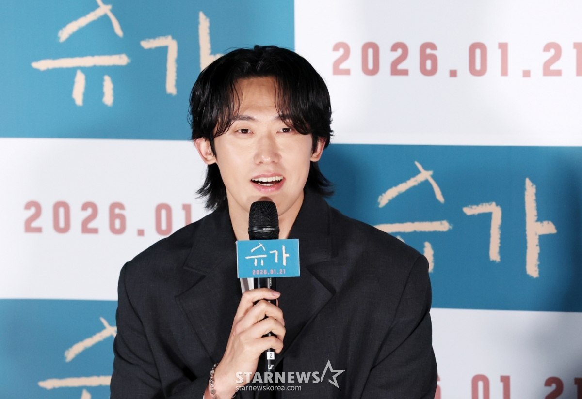 배우 민진웅이 18일 서울 용산구 CGV 용산아이파크몰에서 진행된 영화 '슈가'(감독 최신춘) 제작보고회에 참석해 인사말을 하고 있다. /025.12.18 /사진=김휘선 hwijpg@