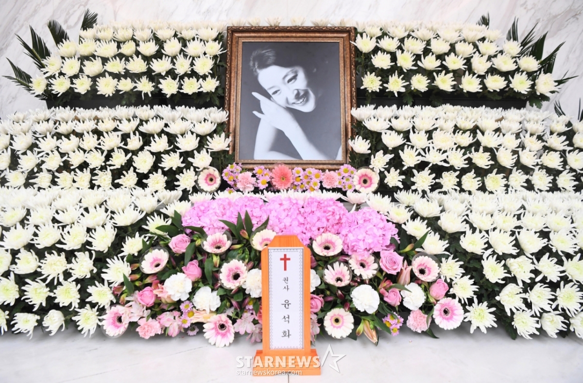 [서울=뉴시스] 사진공동취재단 = 19일 서울 신촌 세브란스병원 장례식장에 배우 윤석화의 빈소가 마련돼 있다. 2025.12.19. photo@newsis.com /사진=김혜진