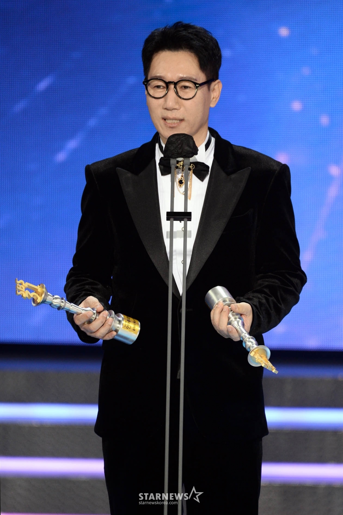 개그맨 지석진이 '2021 SBS 연예대상' 시상식에서 올해의 예능인상을 수상하고 소감을 말하고 있다. 2021.12.18 /사진=SBS