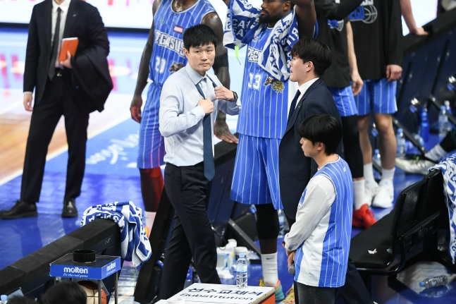 강혁 한국가스공사 감독(가운데)이 경기 후 심판 판정에 불만을 나타내고 있다. /사진=KBL 제공