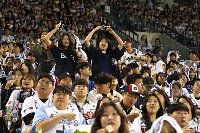 Fans watching baseball games. /Photo = Courtesy of Doosan Bears 