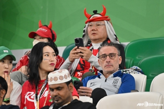 Bento (right) watched the final group match of the 2022 Qatar World Cup between Portugal and South Korea from the stands. /AFPBBNews=News1