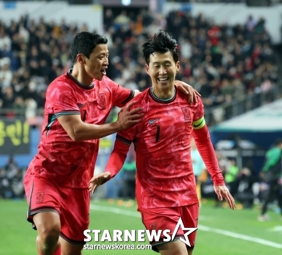 Hwang Hee-chan (left) celebrates Son Heung-min who scored the first goal in a friendly match against Bolivia (76th) at Daejeon World Cup Stadium. /Photo = Senior Reporter Kang Young-jo