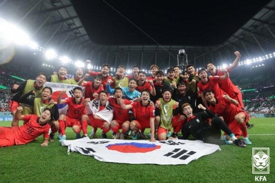National team players taking commemorative photos after advancing to the round of 16 with a victory over Portugal at Alaiyan Education Stadium in Qatar in 2022. /Photo = Korea Football Association