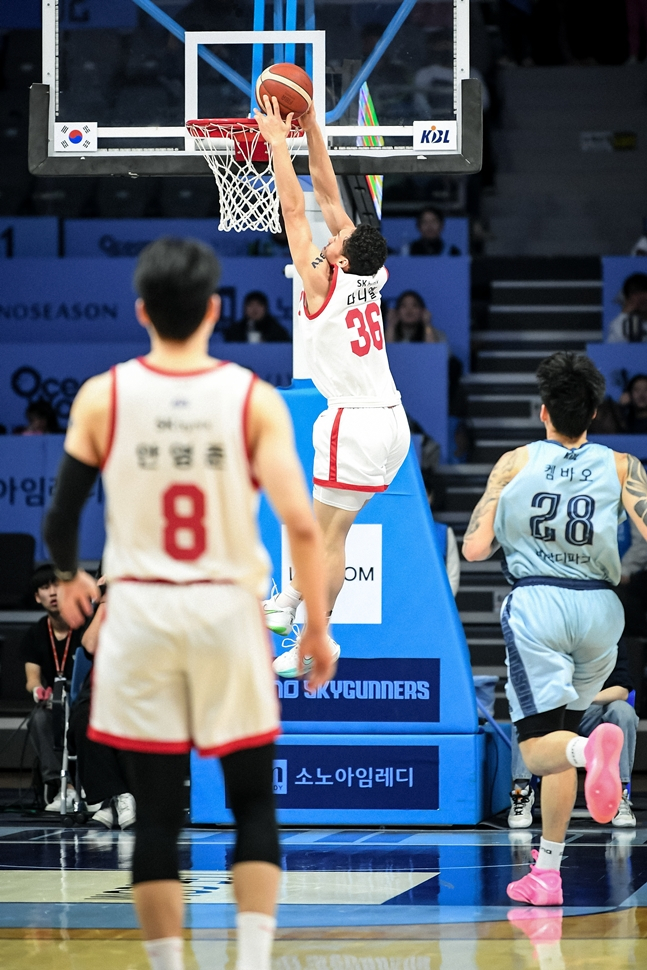 다니엘이 29일 소노전서 덩크슛을 실패하는 모습. /사진=KBL