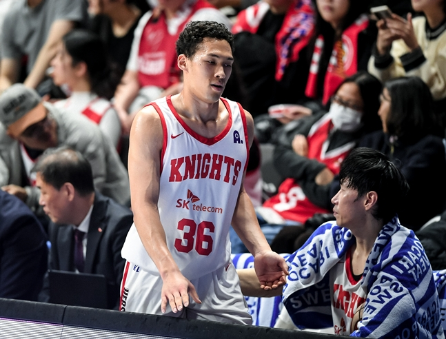 다니엘이 벤치로 다시 들어가고 있다. /사진=KBL