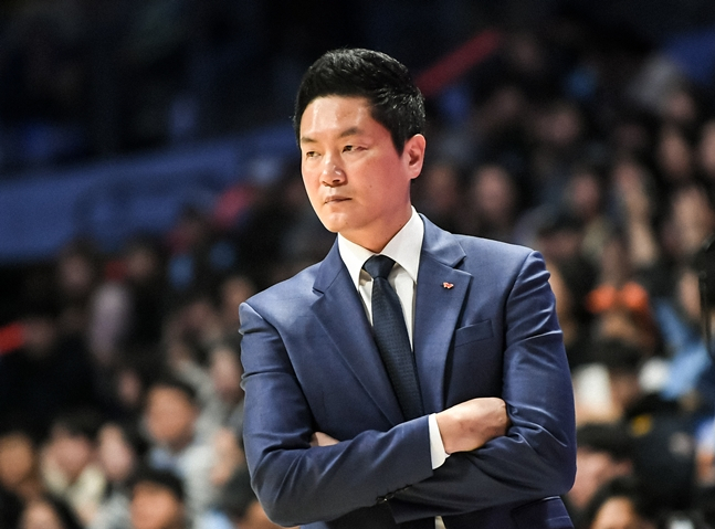 29일 소노전을 지켜보고 있는 전희철 감독. /사진=KBL