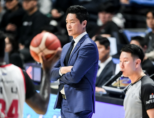 29일 소노전을 지켜보며 고민에 빠져있는 전희철 감독. /사진=KBL