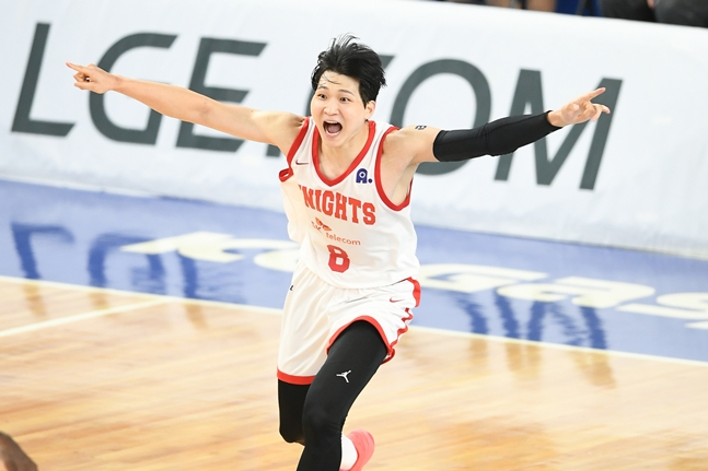 27일 위닝샷을 성공시킨 안영준이 기뻐하는 모습. /사진=KBL