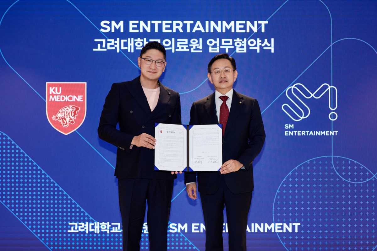 SM-고려대의료원 MOU 협약식(왼쪽부터 탁영준공동대표, 윤을식 고려대 의무부총장겸의료원장)/사진제공=SM엔터테인먼트