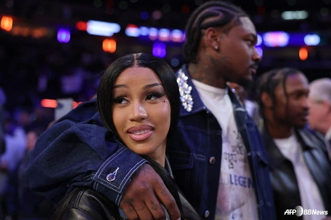 著名说唱歌手卡迪比（左）和情人、NFL球员斯蒂芬·迪克斯。 =法新社BBNews=新闻1。