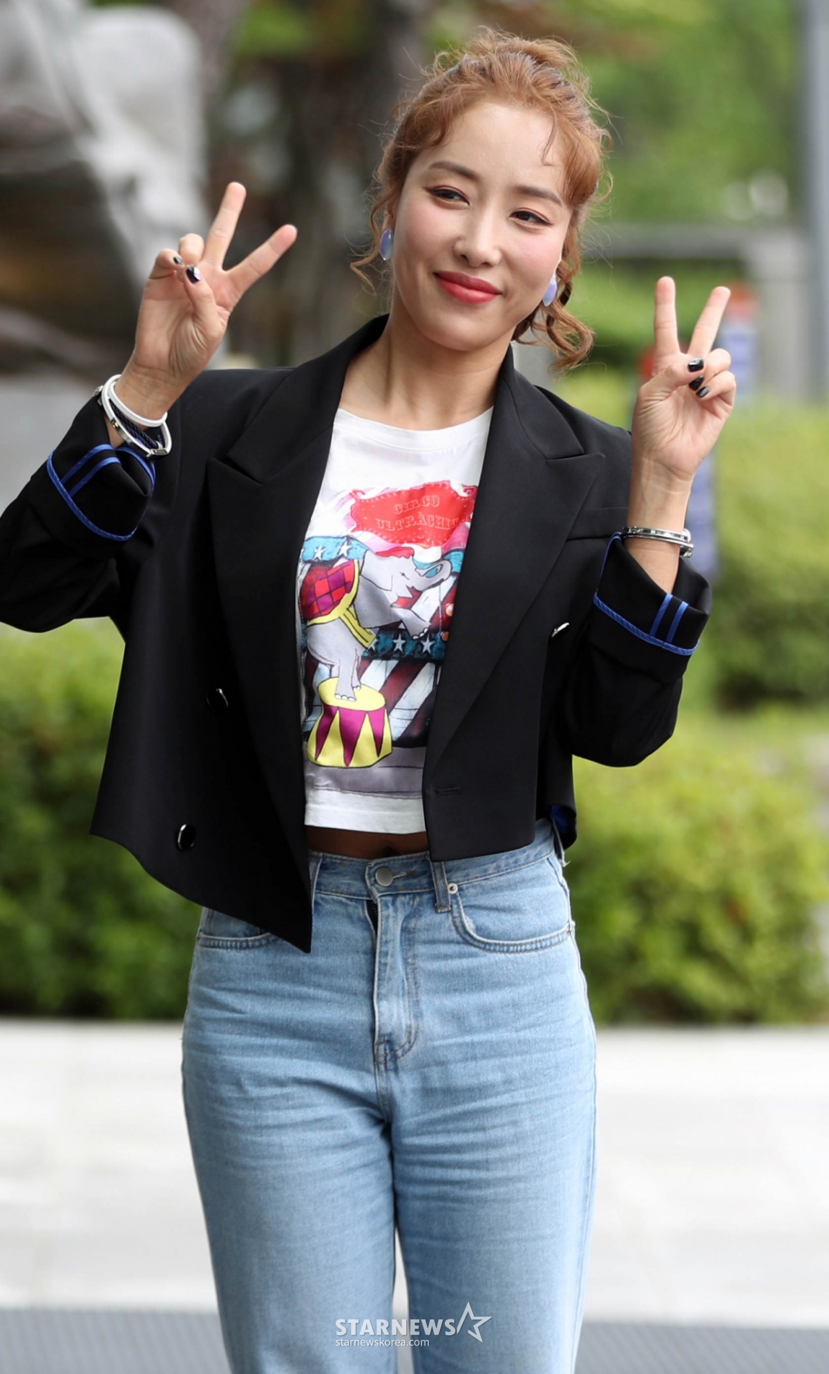 Singer Suk-haeng arrives for the appearance of "Park Joon-hyung-Jung Kyung-mi's 2 p.m. Man-se" at the MBC Broadcasting Center in Sangam, Mapo-gu, Seoul, on the afternoon of the 27th. 2020.07.27