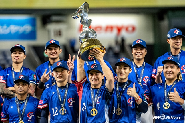 图为在2024年11月举行的12强赛上战胜日本队夺冠的台湾代表队。 =法新社BBNews=新闻1。