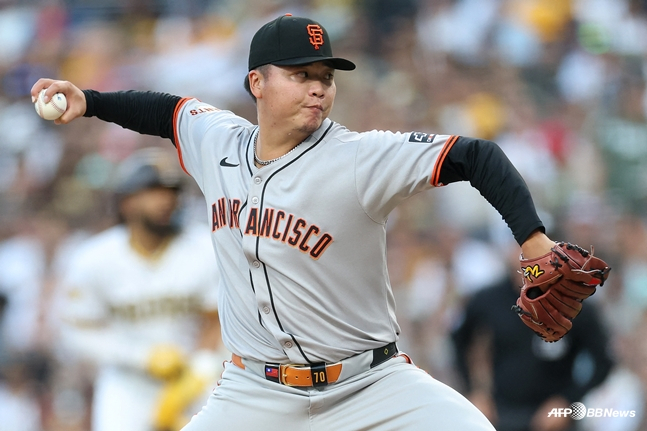 图为2025年9月与科罗拉多队的比赛中邓凯威的身影。 =法新社BBNews=新闻1。