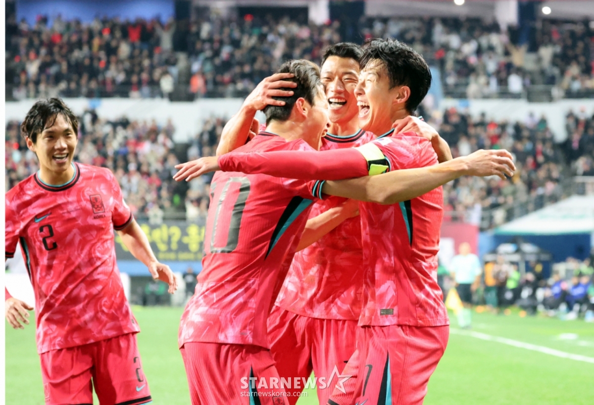 国家队队长孙兴慜在去年11月14日在大田世界杯体育场举行的大韩民国足球队与玻利维亚(FIFA排名第76位)的友谊赛中，在下半场初期成功踢进任意球后高兴不已。 =照片=高级记者姜英祖。