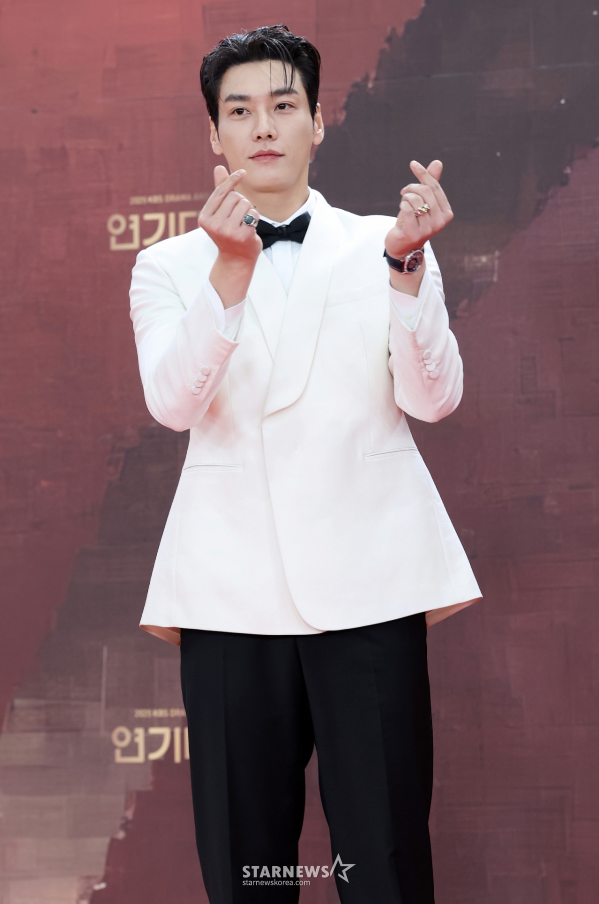 배우 김영광이 31일 서울 영등포구 KBS신관홀에서 진행된 '2025 KBS 연기대상' 레드카펫 행사에 참석해 포즈를 취하고 있다./2025.12.31 /사진=김휘선 hwijpg@