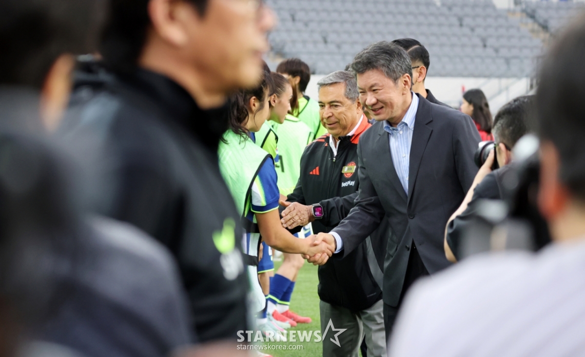 图为，大韩足球协会会长郑梦奎去年6月在龙仁米尔综合运动场举行的国家队热身赛韩国队与哥伦比亚队的比赛中，正在鼓励选手团。=照片=高级记者姜英祖。