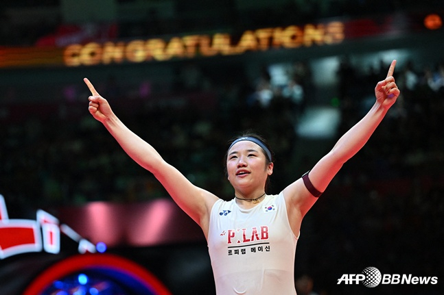 安世英在上个月BWF世界巡回赛总决赛2025上登上冠军宝座后,正在咆哮。 =法新社BBNews=新闻1。