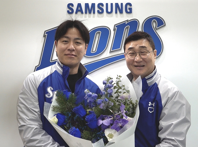 Kang Min-ho (left) and Lee Jong-yeol, who completed the contract. /Photo = Samsung Lions