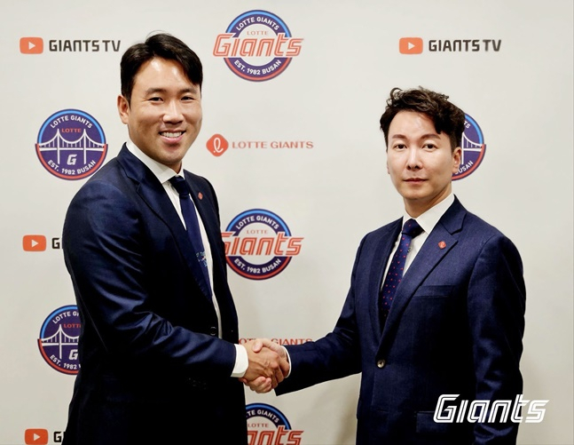 Lotte's Jeon Joon-woo (left) is shaking hands with general manager Park Joon-hyuk. /Photo = Lotte Giants