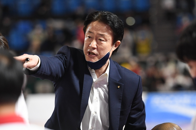 图为，前主教练姜祯求的身影。 =照片:KBL