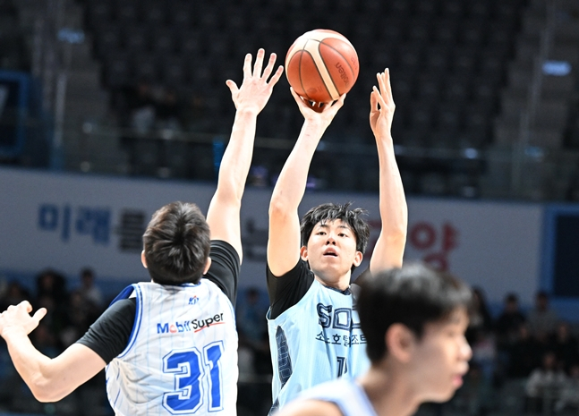 图为在金俊日（左）面前试图射门的姜志勋。 =照片:KBL