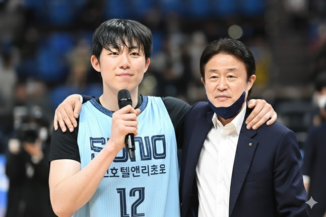 图为姜志勋（左）和姜俊前教练搭肩的照片。 =照片=利用谷歌geminai(AI)的合成（KBL提供图片）。