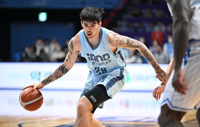 试图突破的健保。 =照片:KBL