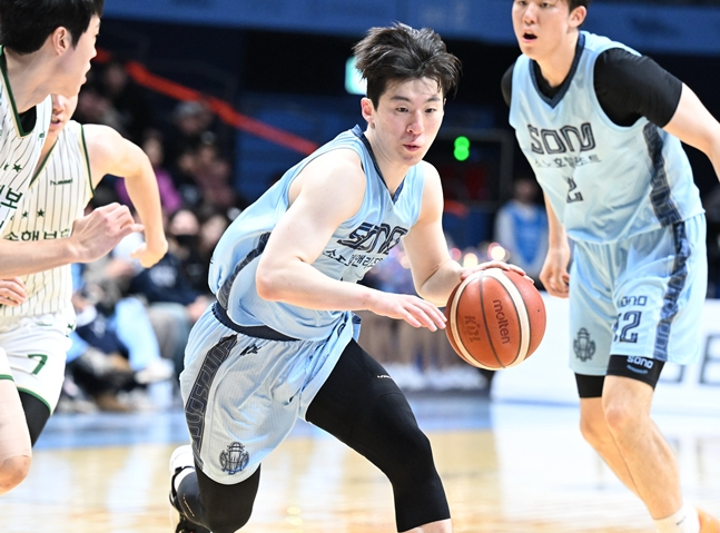 图为试图突破的李贞贤（中）。 =照片:KBL