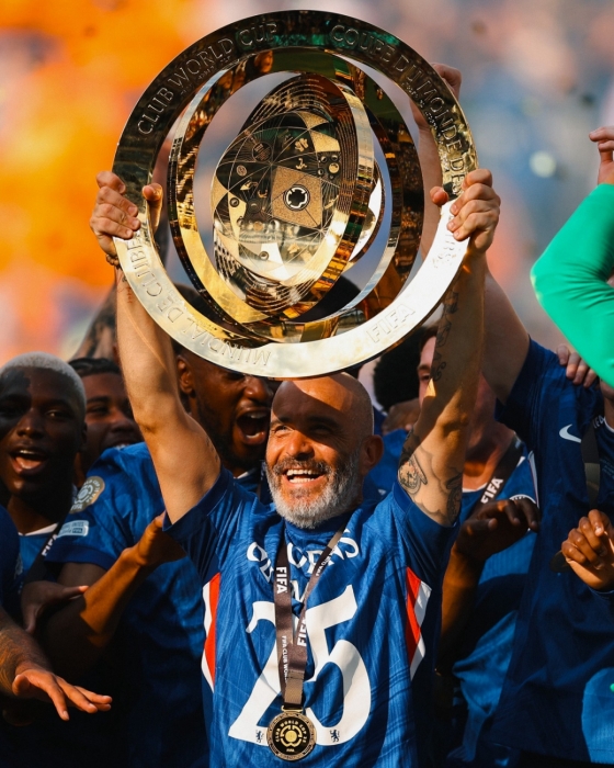 切尔西队主教练恩索•马雷斯卡在2025国际足联(FIFA)世俱杯夺冠后高举奖杯。 =照片:切尔西官方社交网络服务(SNS)