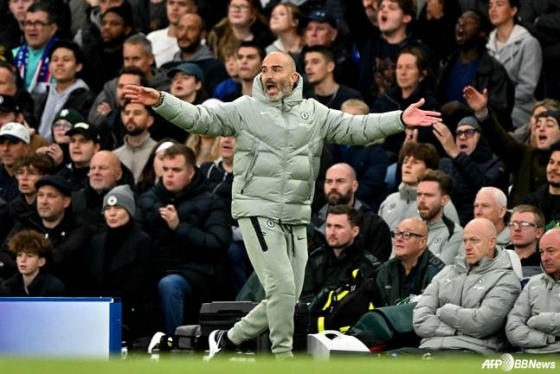 在2025~2026赛季英格兰足球超级联赛(EPL)与利物浦队的比赛中,主教练恩索•马雷斯卡张开双臂下达作战指示。 =法新社BBNews=新闻1。