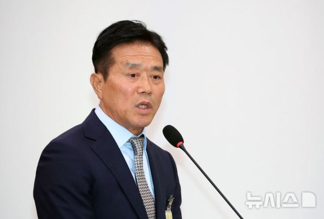 去年10月,在首尔汝矣岛国会举行的文化体育观光委员会大韩体育会等国政监查中,大韩足球协会裁判委员长文镇熙正在回答国民力量议员金承洙的足球误判相关提问。 =照片=newsis。 