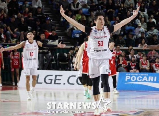 Han Seung-hee (right) celebrates after making a three-point shot during the 2025-2026 LG Electronics' professional basketball regular league game at Jamsil Student Gymnasium in Seoul at 4:30 p.m. on the 1st. /Photo = Kim Jin-kyung on standby