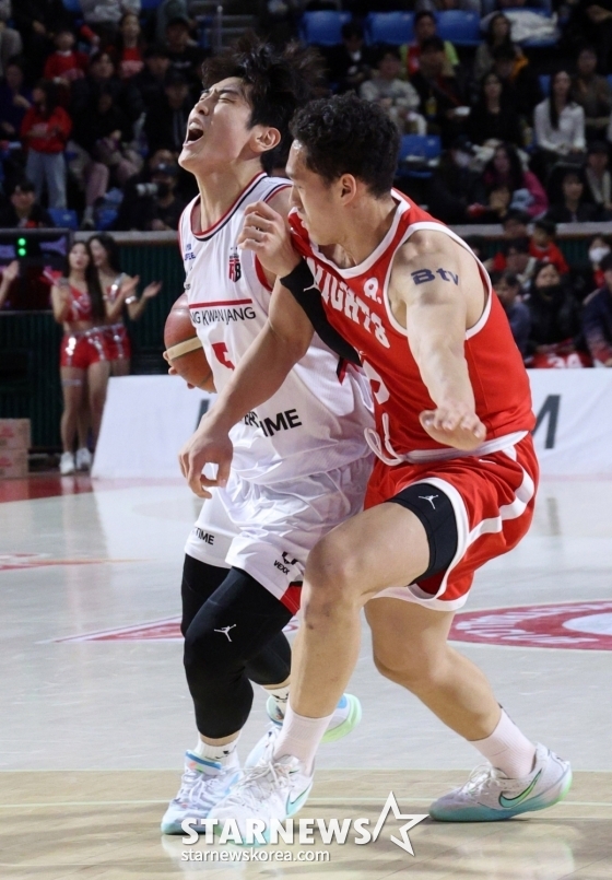 Eddie Daniel (right) blocks Byun Joon-hyung during the 2025-2026 LG Electronics' professional basketball regular league game at Jamsil Student Gymnasium in Seoul at 4:30 p.m. on the 1st. /Photo = Kim Jin-kyung on standby