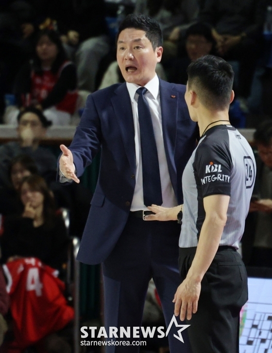Seoul SK coach Jeon Hee-chul is looking at the court during the 2025-2026 LG Electronics' professional basketball regular league game at Jamsil Student Gymnasium in Seoul at 4:30 p.m. on the 1st. /Photo = Kim Jin-kyung on standby