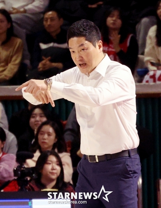 Seoul SK coach Jeon Hee-chul is ordering the operation during the 2025-2026 LG Electronics' professional basketball regular league game at Jamsil Student Gymnasium in Seoul at 4:30 p.m. on the 1st. /Photo = Kim Jin-kyung on standby