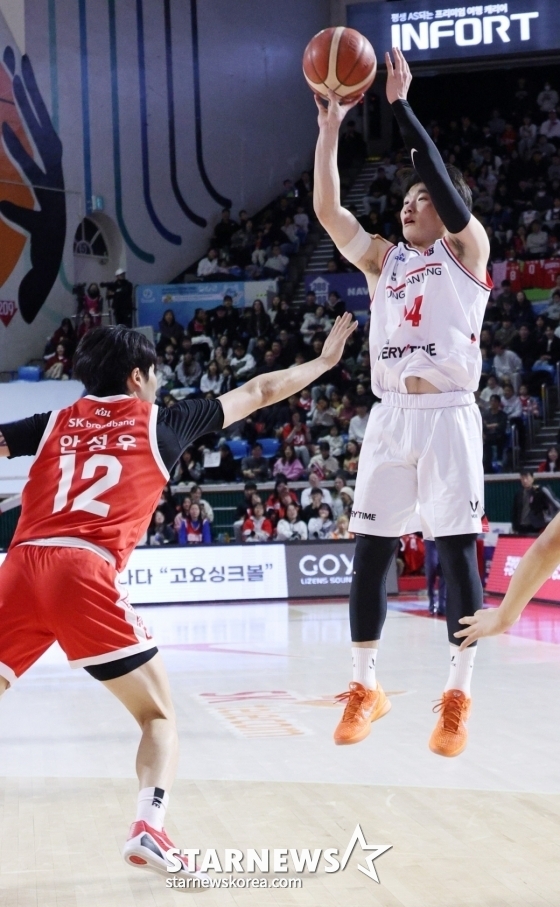 Moon Yoo-hyun (right) shoots a two-point shot during the 2025-2026 LG Electronics' professional basketball regular league game at Jamsil Student Gymnasium in Seoul at 4:30 p.m. on the 1st. /Photo = Kim Jin-kyung on standby
