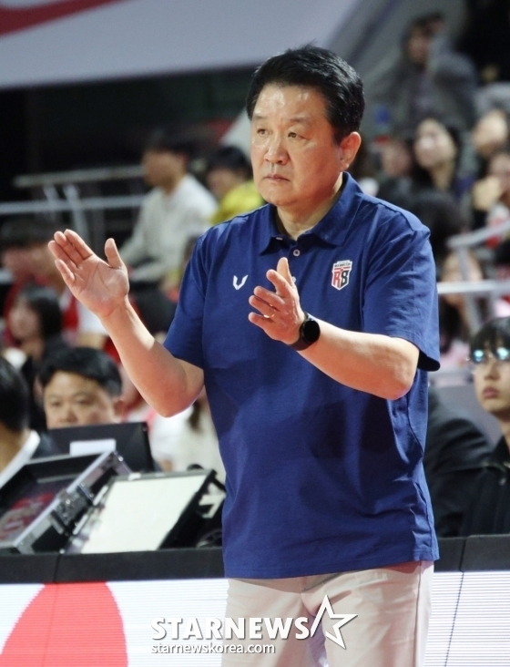 Manager Yoo Do-hoon of Jung Kwan-jang applauds during the 2025-2026 LG Electronics Professional Basketball Regular League held at Jamsil Student Gymnasium in Seoul at 4:30 p.m. on the 1st. /Photo = Kim Jin-kyung on standby