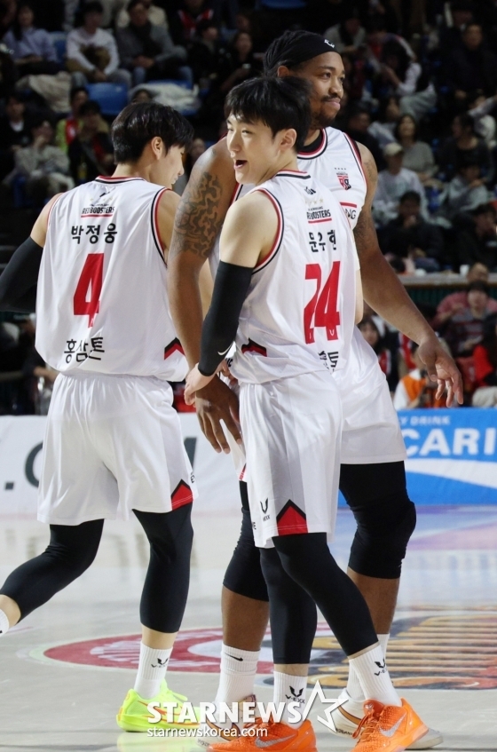 Moon Yoo-hyun (center) smiles at the regular league game of LG Electronics' professional basketball from 2025 to 2026 at Jamsil Student Gymnasium in Seoul at 4:30 p.m. on the 1st. /Photo = Kim Jin-kyung on standby