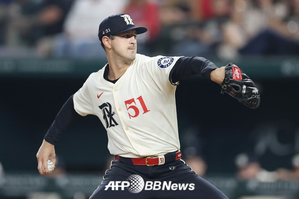 Tyler Marley pitching during his time with the Texas Rangers. /AFPBBNews=News1