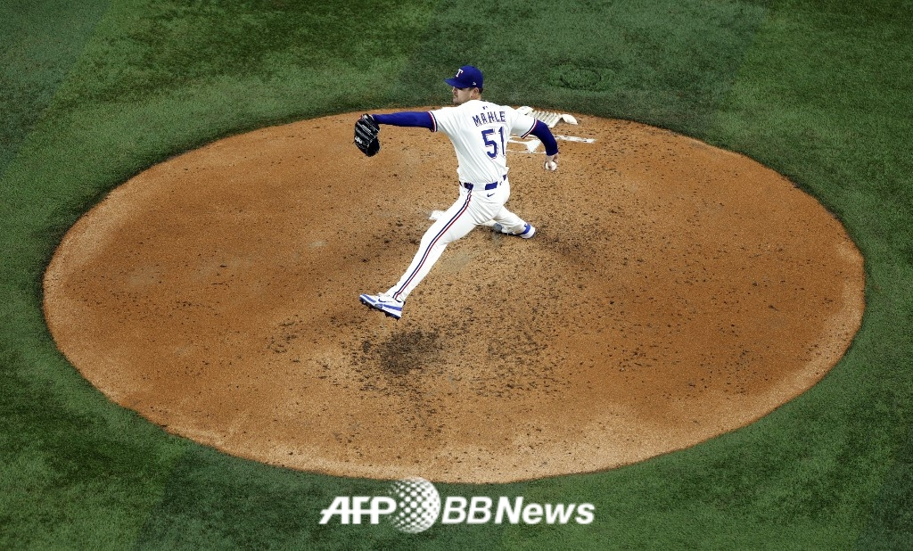 Tyler Marley pitching during his time with the Texas Rangers. /AFPBBNews=News1