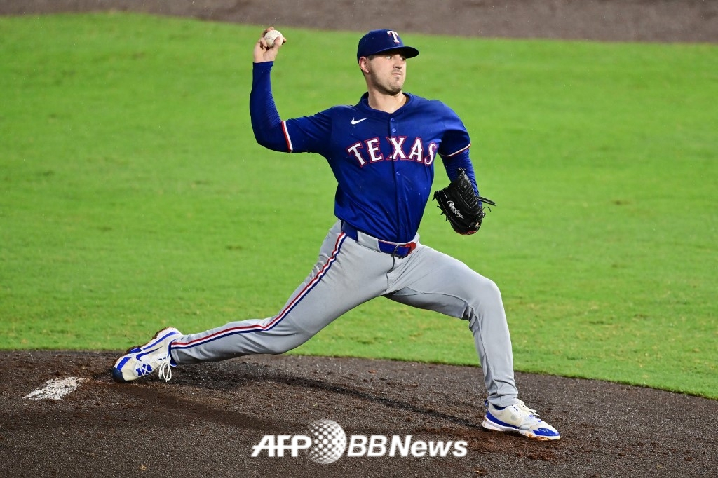 Tyler Marley pitching during his time with the Texas Rangers. /AFPBBNews=News1