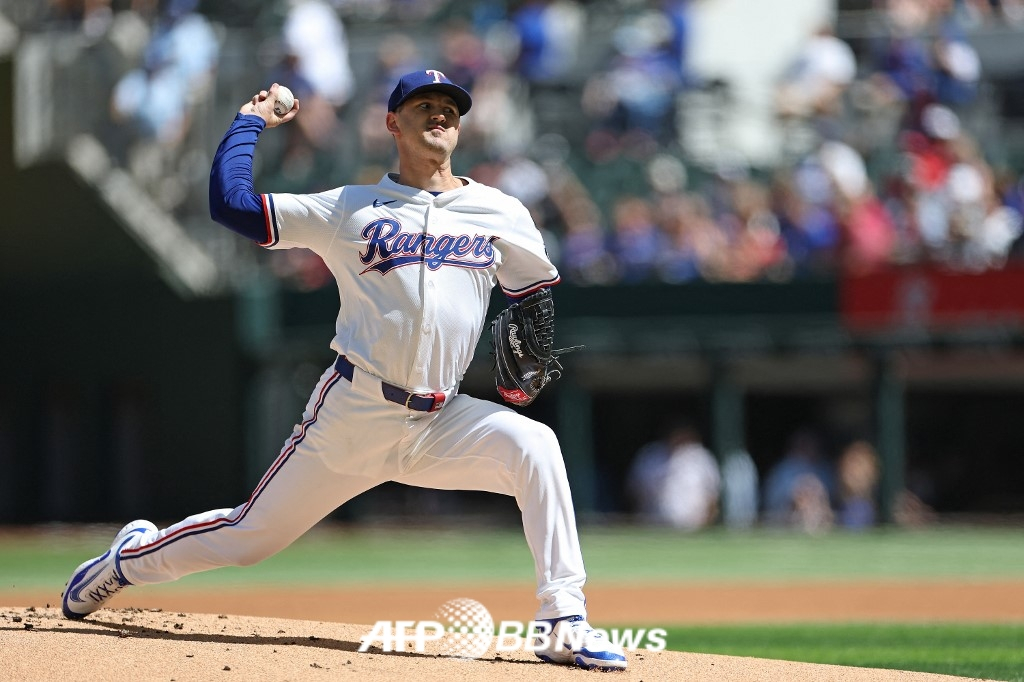 Tyler Marley pitching during his time with the Texas Rangers. /AFPBBNews=News1